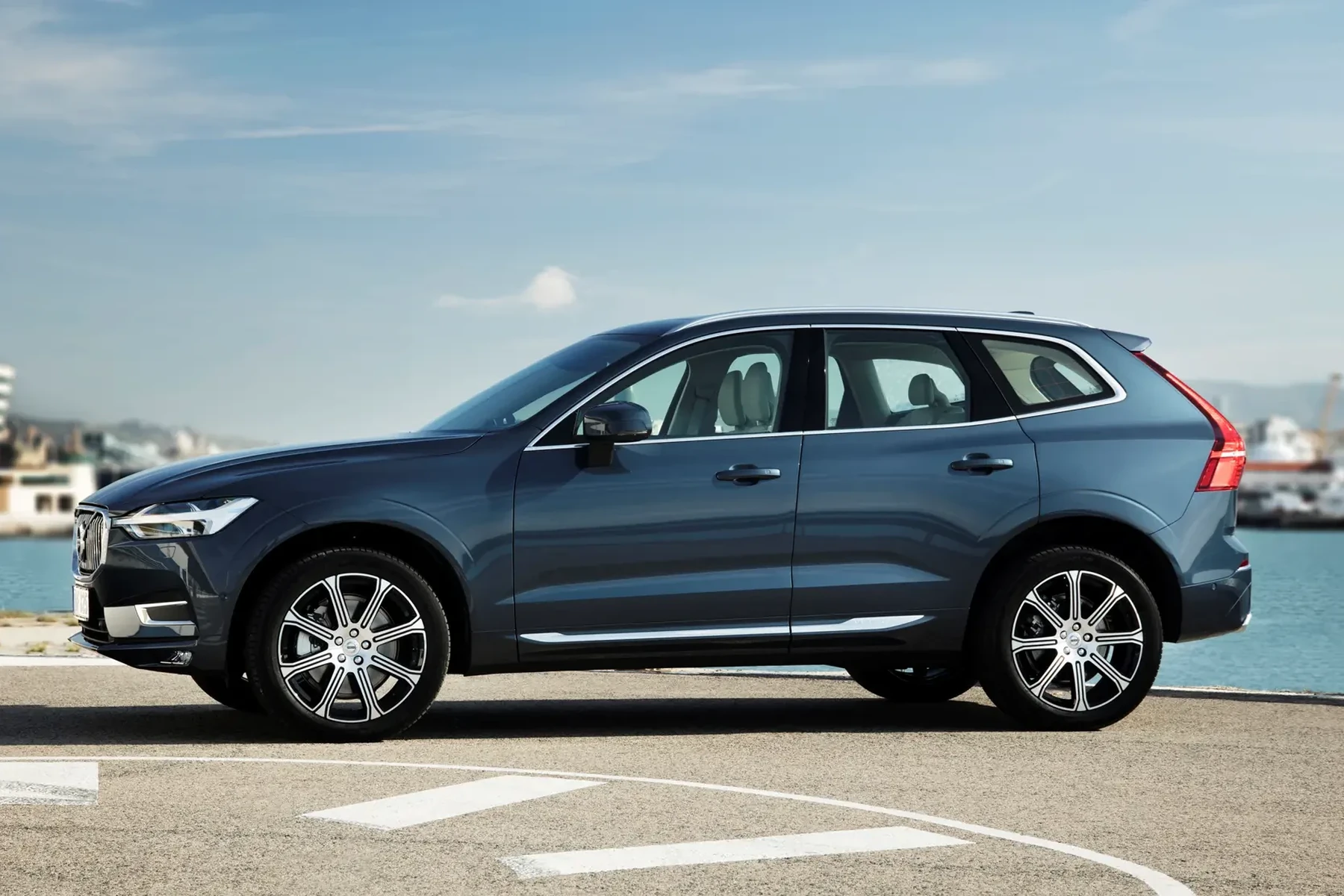 how to open gas cap on volvo xc60