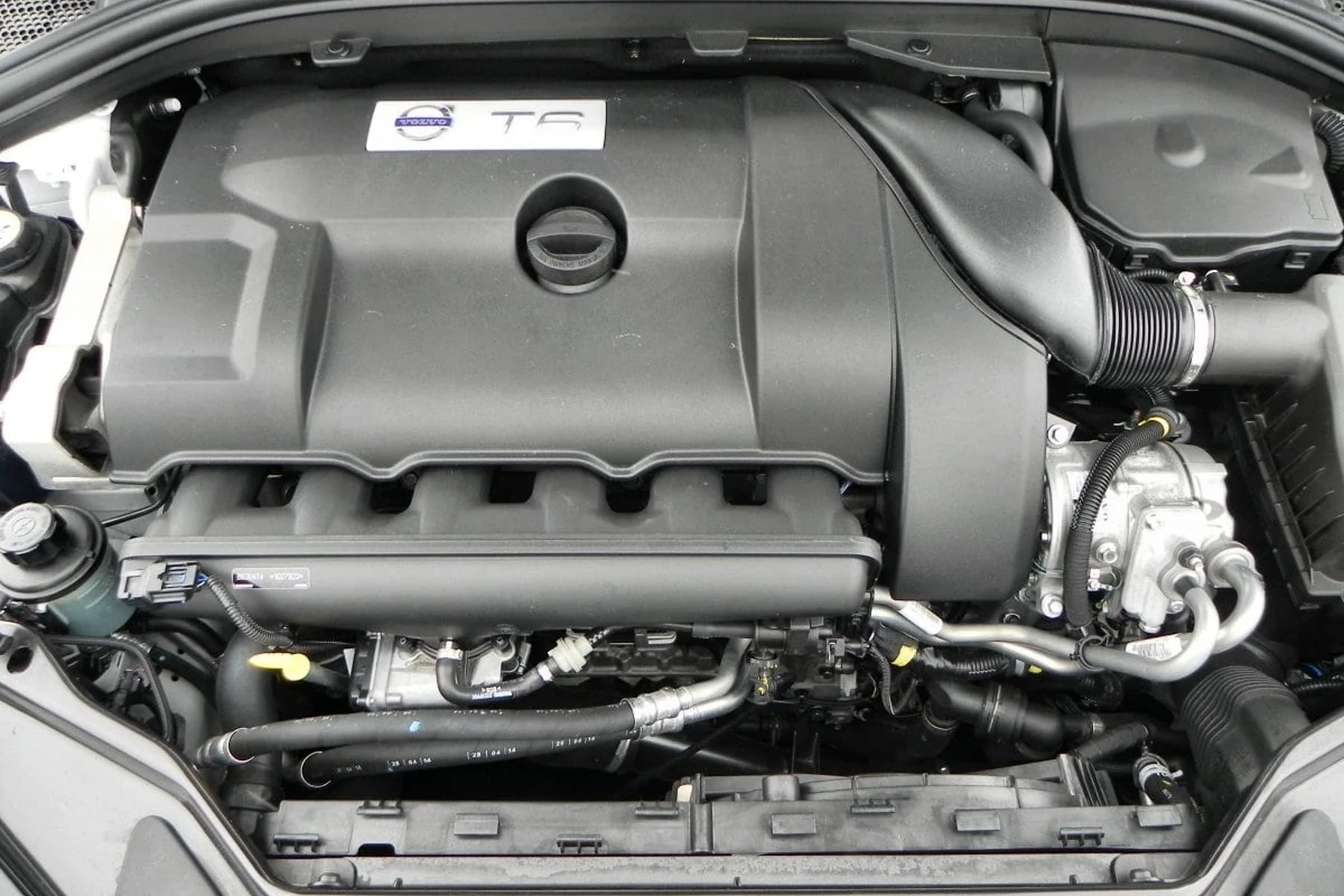 how to open gas tank on volvo xc60 2021