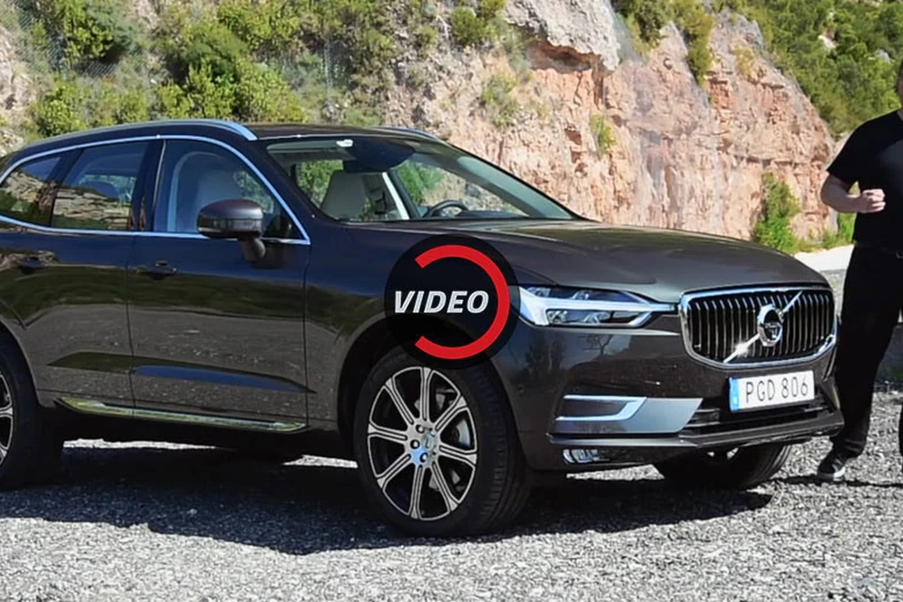 how to remove charger from volvo xc60