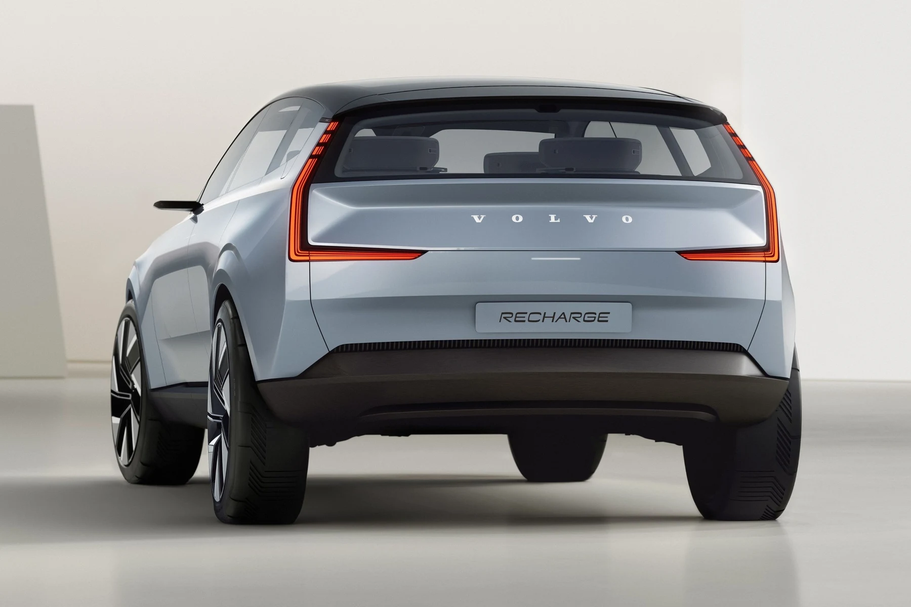 volvo cars vs volvo group difference hybrids