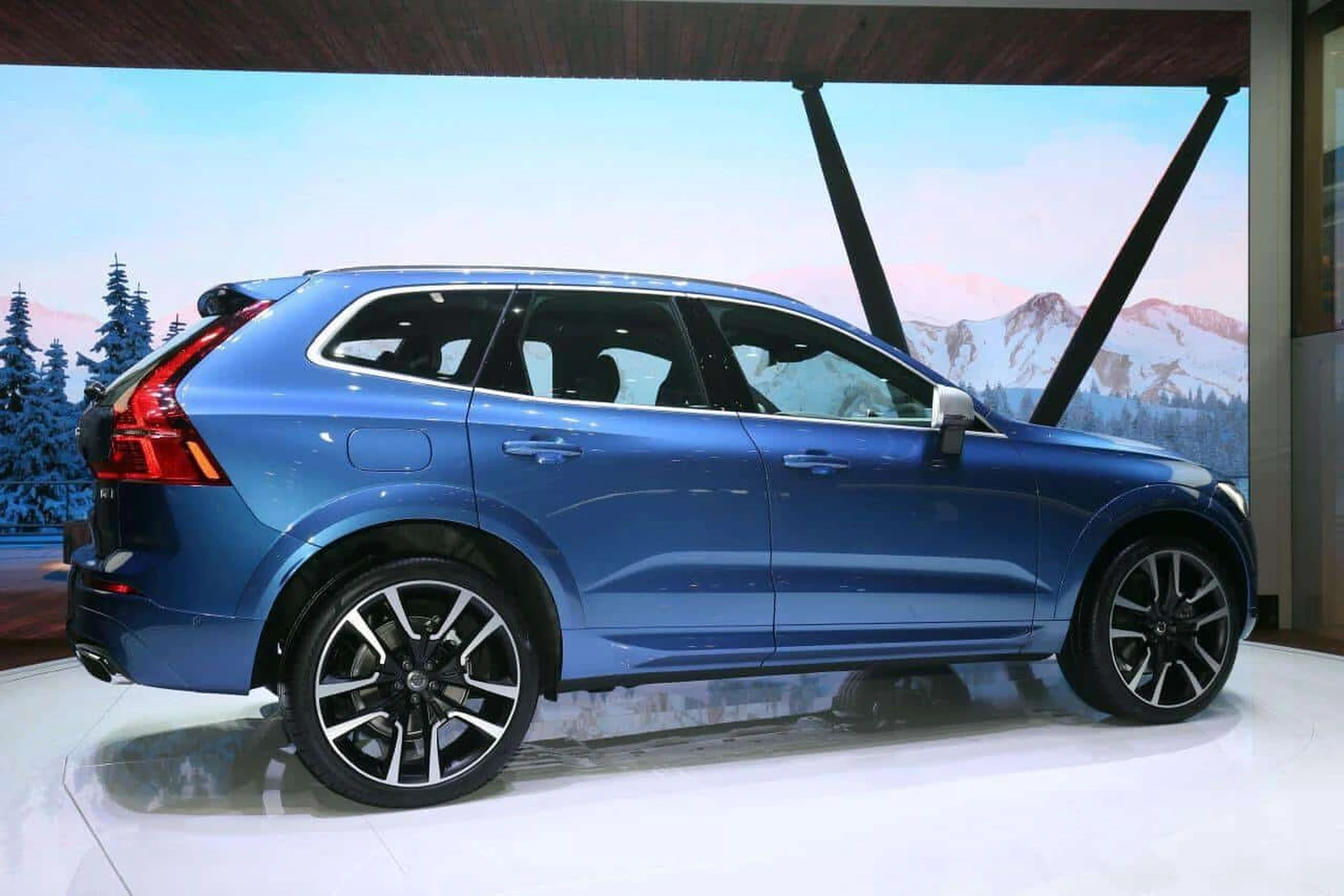 volvo electric car vs tesla range