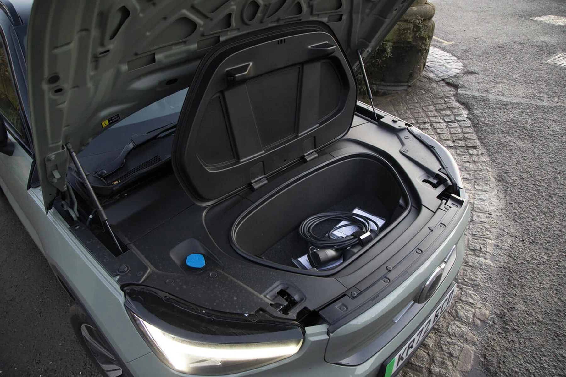 cost of volvo xc40 electric