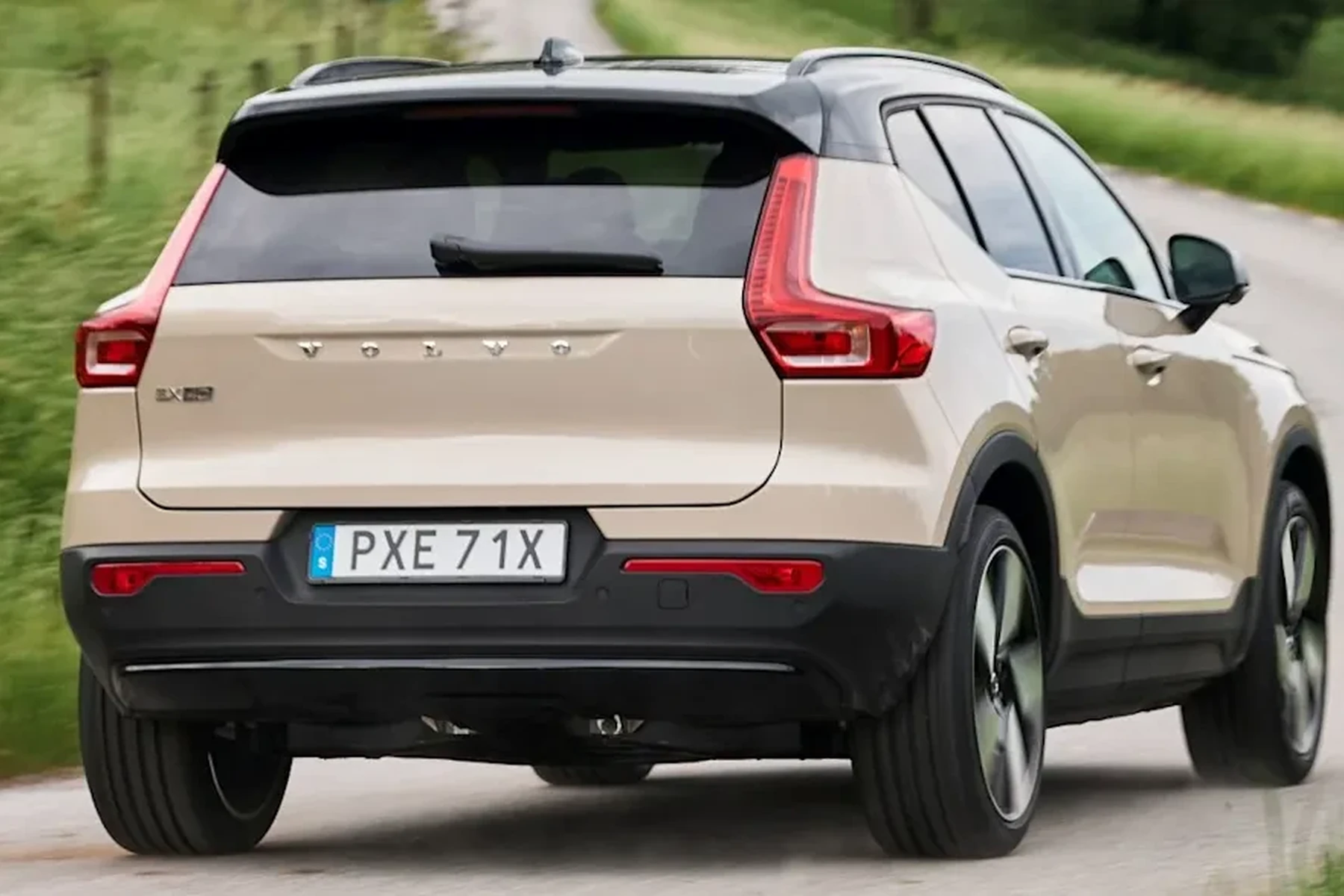 when is the new volvo ex40 coming out