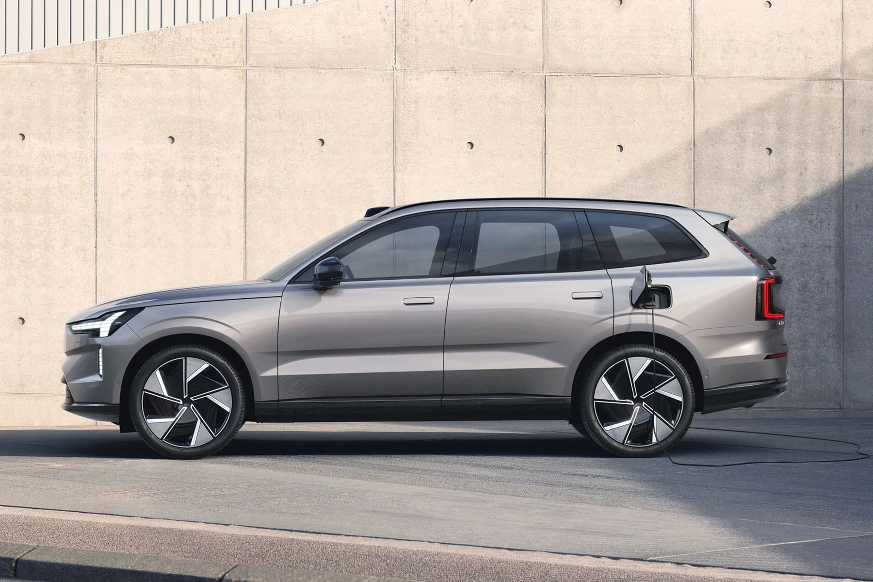 why volvo is replacing every ex90