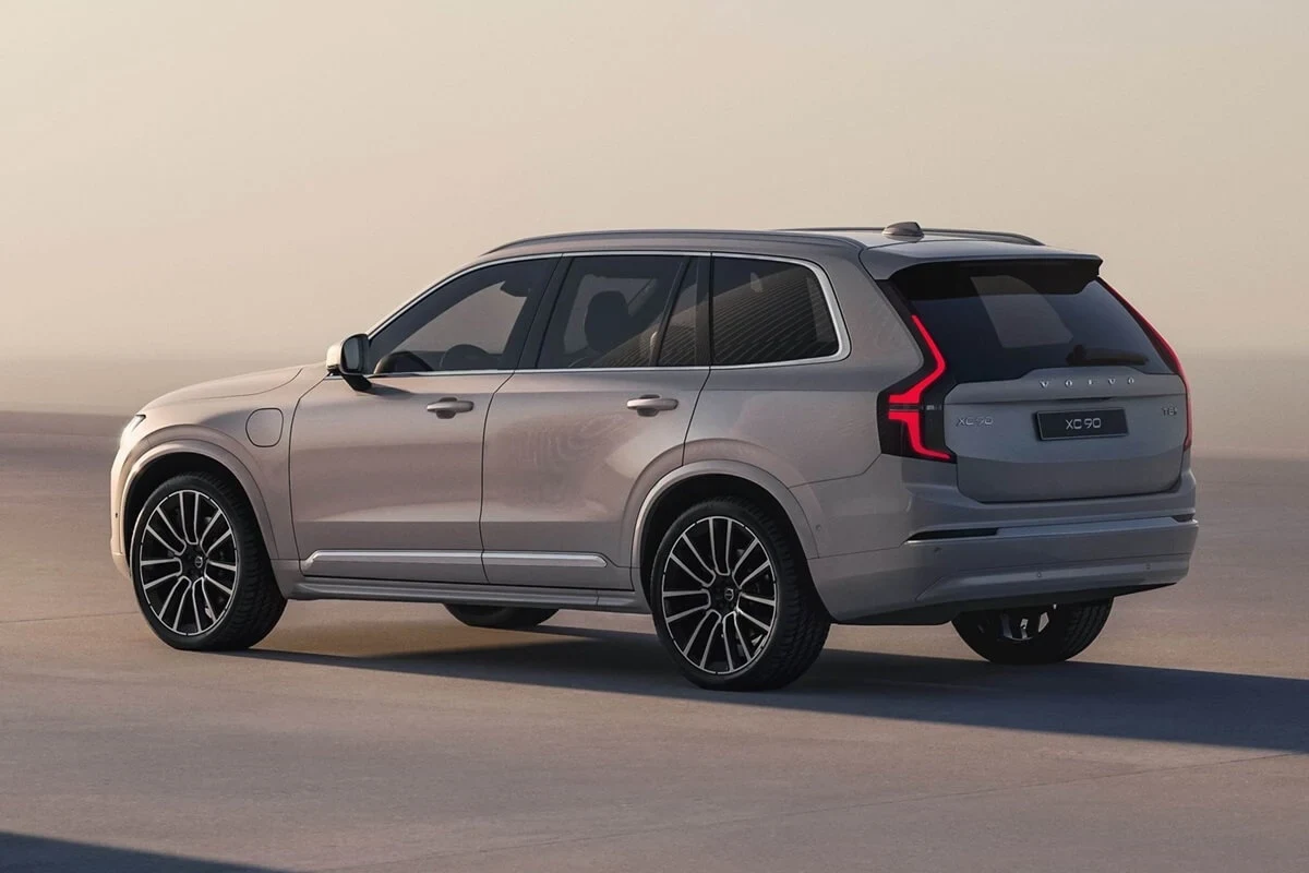 Volvo XC90 B5 vs T8 Which Hybrid SUV Offers Better Value